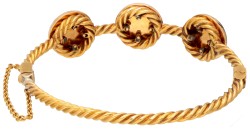 14K Geelgouden getordeerde bangle armband met granaat en emaille.