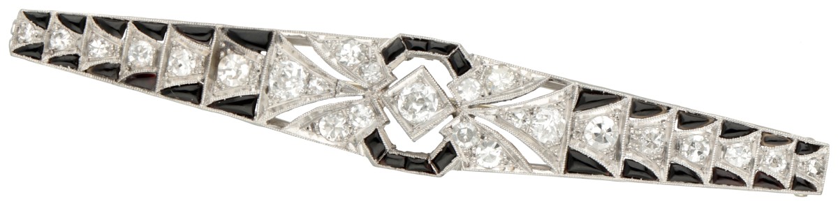 Platina Art Deco staafbroche bezet met ca. 0.70 ct. diamant en onyx.