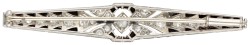 Platina Art Deco staafbroche bezet met ca. 0.70 ct. diamant en onyx.