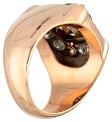 18K Roségouden entourage ring bezet met ca. 11.10 ct. saffier en 1.08 ct. diamant.