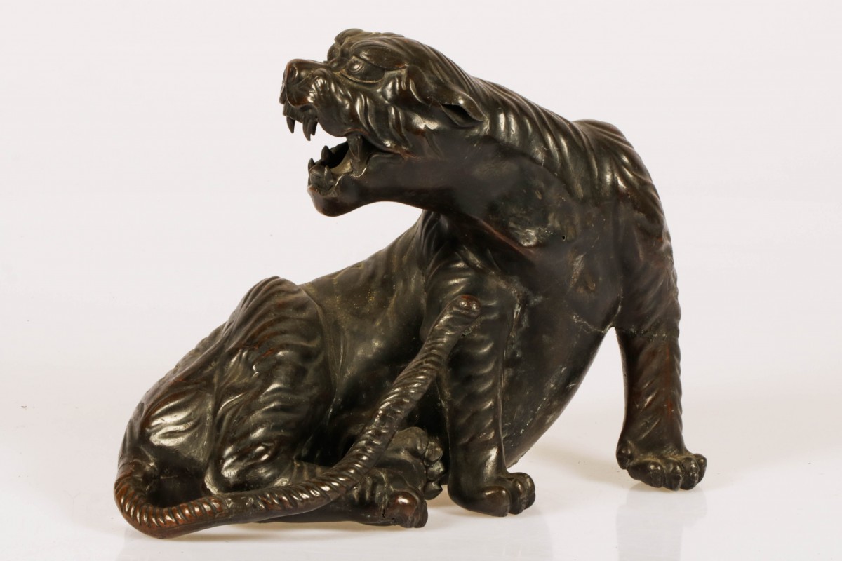 Een wit metalen sculptuur van een leeuwin, China, 1e helft 20e eeuw.