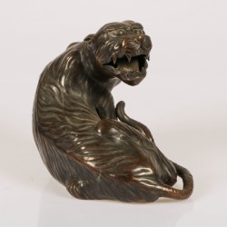Een wit metalen sculptuur van een leeuwin, China, 1e helft 20e eeuw.