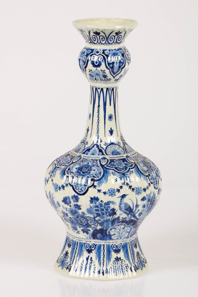 Een blauw-wit gedecoreerde aardewerken knobbelvaas, Delfts, Holland, 1e helft 20e eeuw.