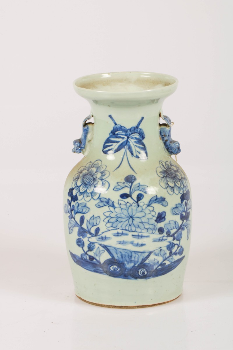 Een porseleinen vaas met floraal decor. China, eind 19e eeuw.
