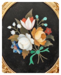 Franse antieke 18K geelgouden herinneringshanger met pietra dura.