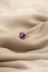 18 kt. Roségouden cocktail ring bezet met ca. 8.98 ct. amethist en ca. 0.60 ct. diamant.