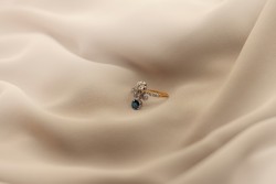 18 kt. Geelgouden toi et moi ring bezet met natuurlijke saffier en diamant. 