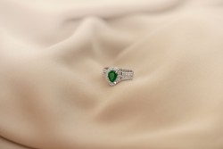 18 kt. Witgouden ring bezet met ca. 0.59 ct. natuurlijke smaragd en ca. 0.80 ct. diamant.