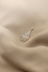 Platina / 18 kt. witgouden art deco hanger bezet met ca. 0.89 ct. diamant.