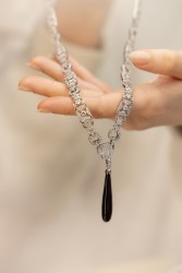 Art deco platina multifunctioneel sautoir / armbanden set bezet met ca. 13.80 ct. diamant en een onyx pampel hanger.