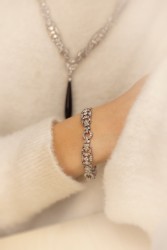 Art deco platina multifunctioneel sautoir / armbanden set bezet met ca. 13.80 ct. diamant en een onyx pampel hanger.
