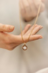 Bvlgari Bvlgari 18 kt. roségouden collier en dubbelzijdige hanger met parelmoer en onyx en bezet met diamant.