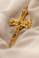 14 kt. Geelgouden corpus / borstkruis met peridot.