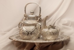 4-delig theeservies, Chinese export (Tu Mao Xing 涂茂興, of JiuJiang, Provincie Guangdong) zilver.