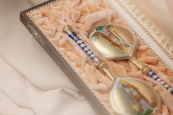 2-delige set geëmailleerde lepels (Peter Hertz, 1886) zilver, goud-verguld.