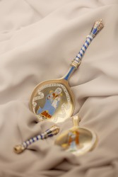 2-delige set geëmailleerde lepels (Peter Hertz, 1886) zilver, goud-verguld.