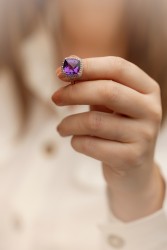 18 kt. Roségouden cocktail ring bezet met ca. 8.98 ct. amethist en ca. 0.60 ct. diamant.