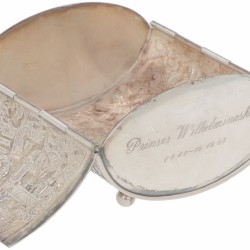 Sierdoos zilver.