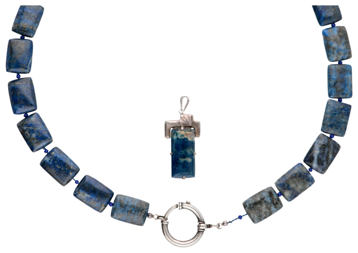 Lapis lazuli collier en hanger met zilveren sluiting.