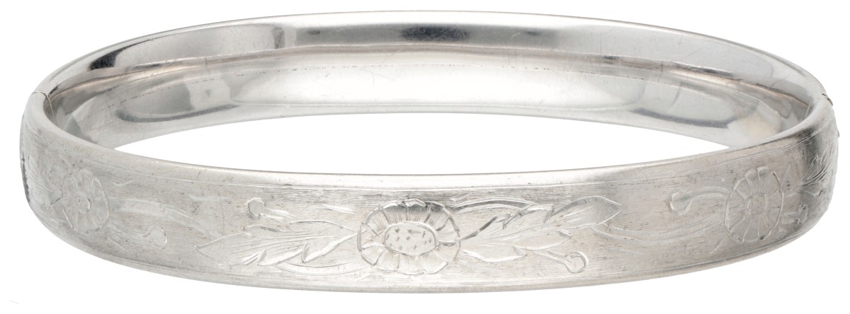 14K Witgouden bangle armband met gegraveerde florale voorstelling.