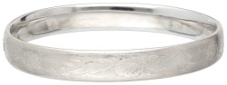 14K Witgouden bangle armband met gegraveerde florale voorstelling.
