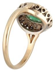 BWG 9K geelgouden Engelse entourage ring met smaragd.
