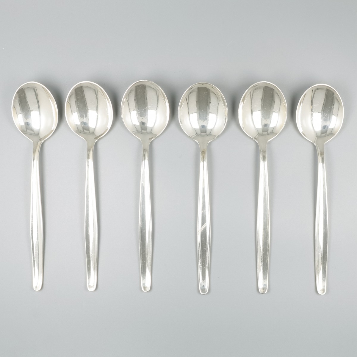 6-delige set dinerlepels, model Jeunesse, ontwerp Gustav Beran, zilver.