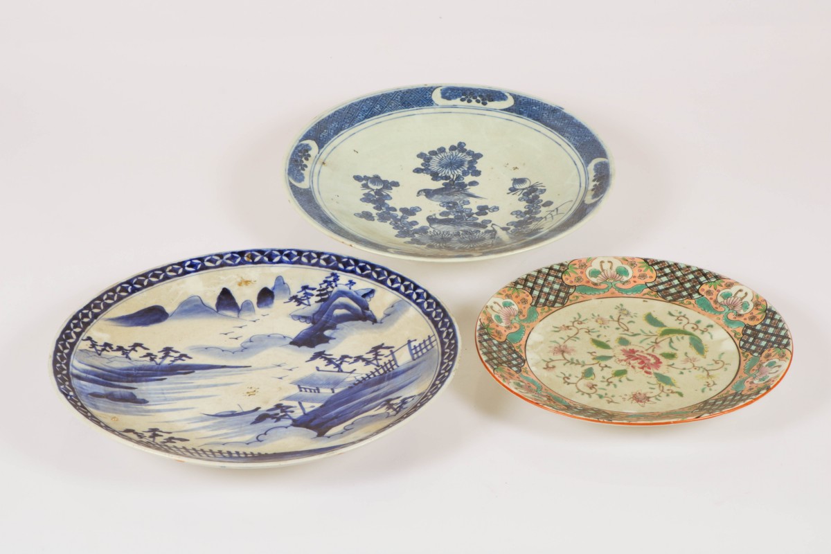 Een lot van (3) Japanse schotels, ca. 1900.