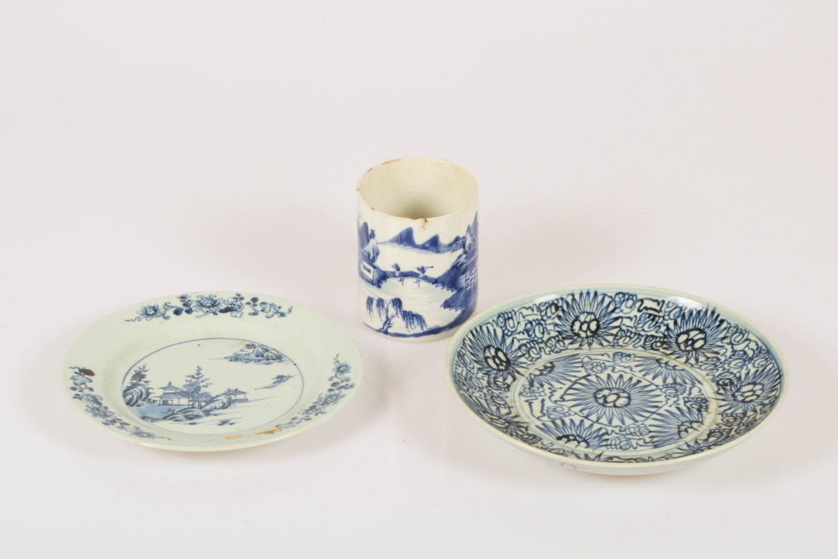 Een lot Chinees porselein met een schotel met floraal decor, een 18e eeuws bord en een mok.