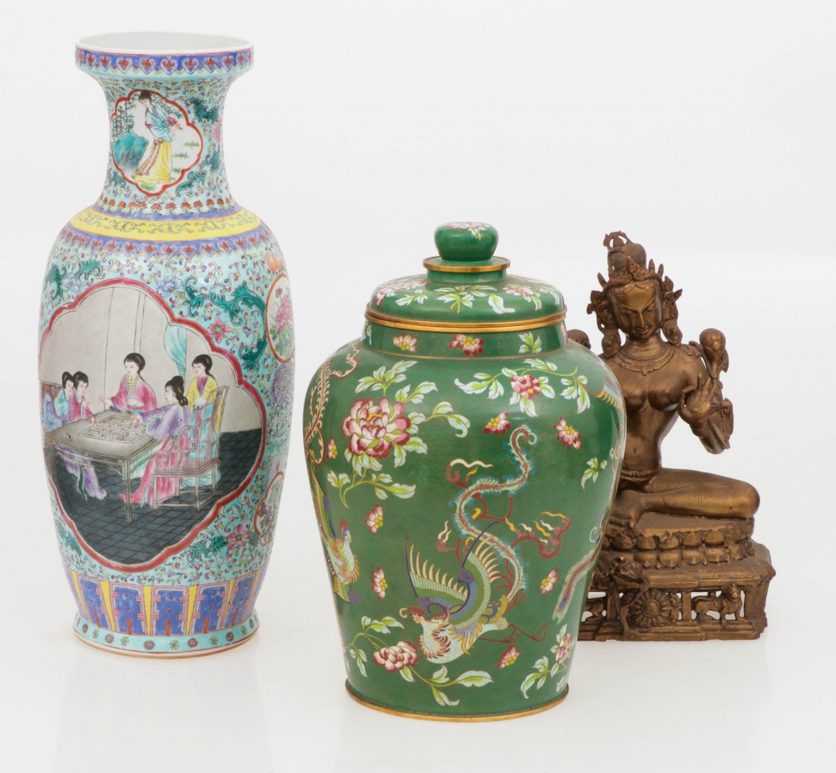 Lot diverse aziatische obejcten waaronder een bronzen Shiva, een cloisonné dekselpot en een grote Chinese vaas in Republiek stijl.