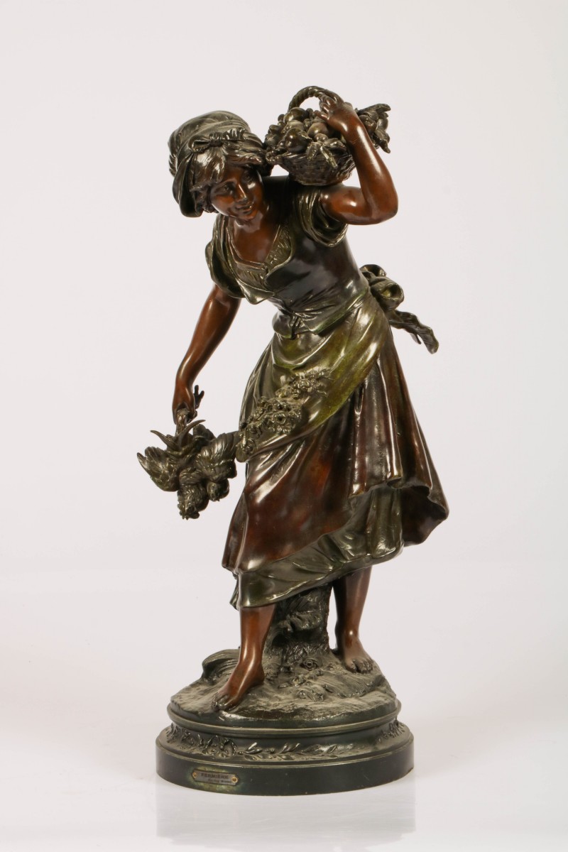 Een bronzen sculptuur van een jong meisje met vruchtenmand, Frankrijk, eind 19e eeuw.