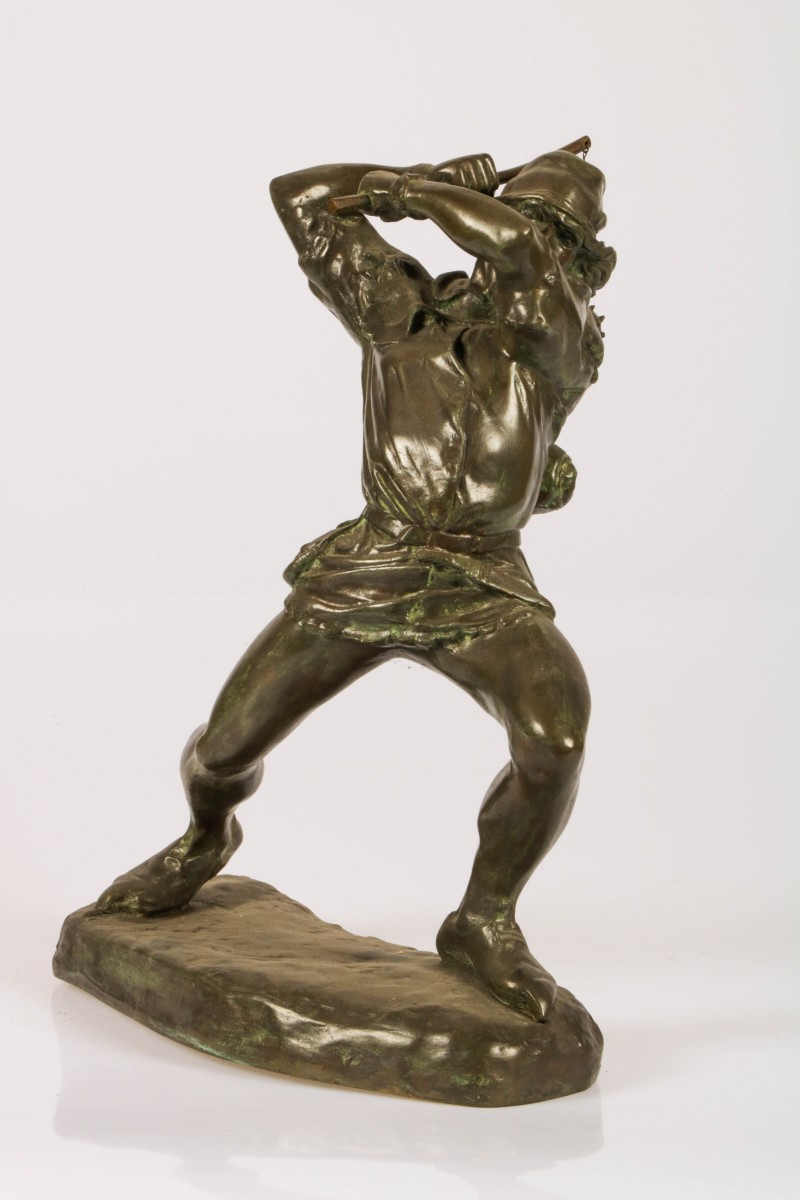 Een bronzen beeld van een man met strijdvlegel, Frankrijk, ca. 1900.