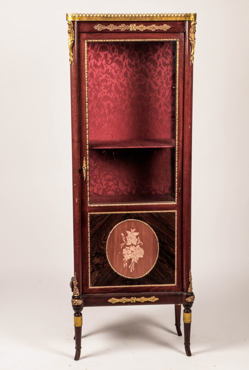 Een Napoleon III-stijl vitrinekastje, 20e eeuw.