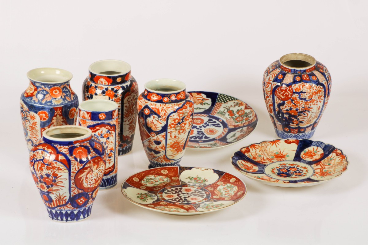 Een lot divers porselein met Imari decor waaronder schotels en vazen.