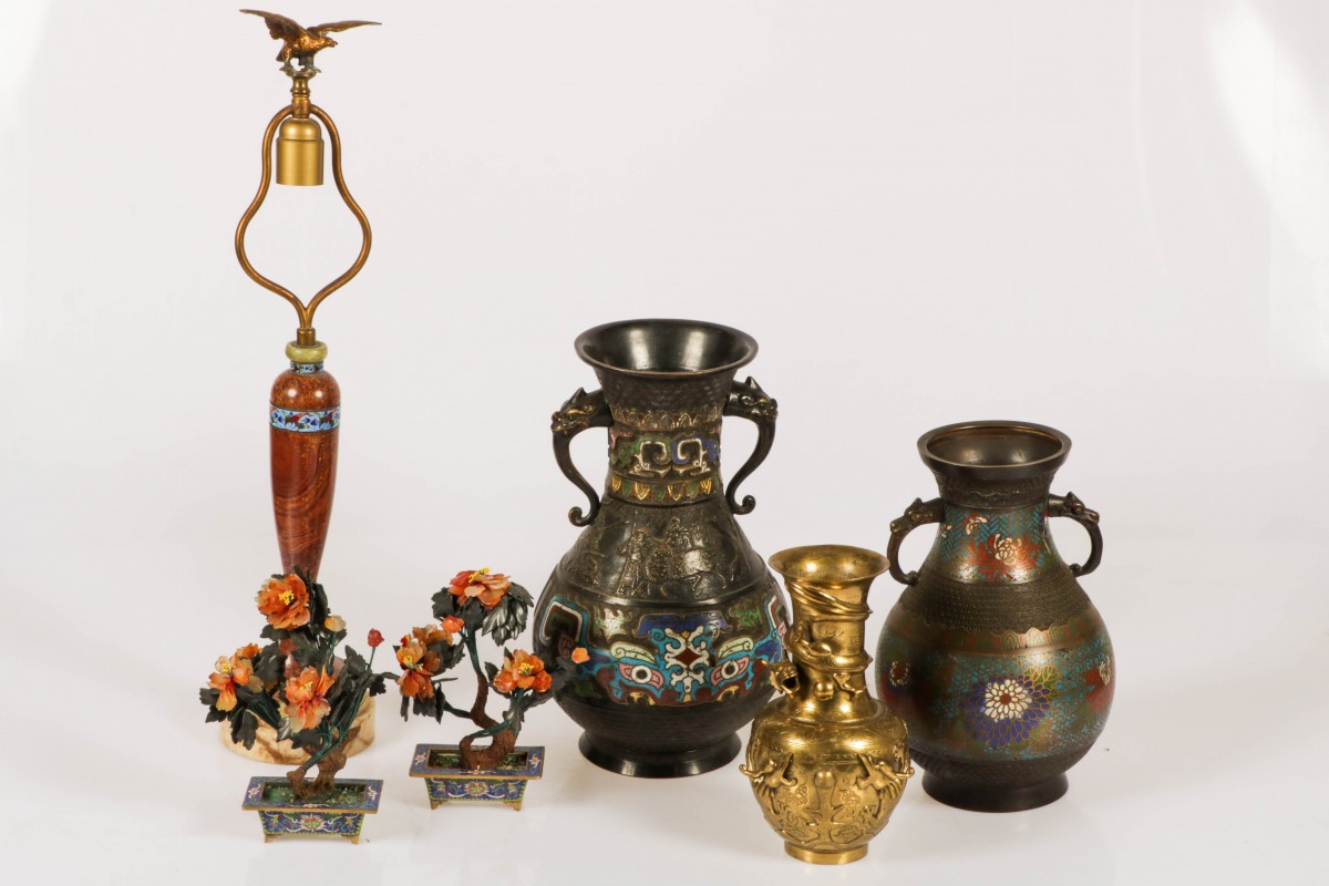 Een lot bestaande uit twee Japanse cloisonné vazen, een paar bloem potjes van jade en cloisonné, een gegoten Japanse vaas en een marmeren lampvoet met cloisonné montuur.