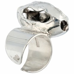 Verzilverde modernistische Jacob Hull ring voor Buch & Deichmann.