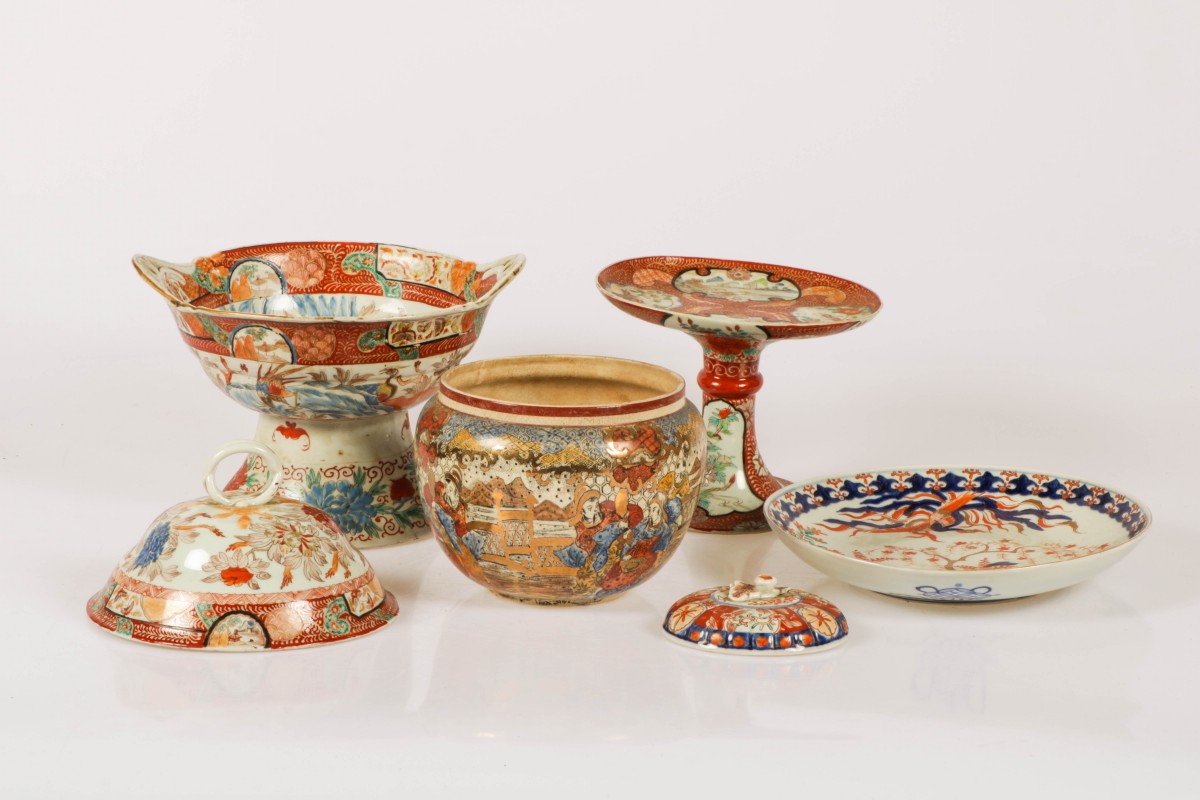 Een lot divers aardewerk en porselein waaronder een cachepot in Satsuma aardewerk en twee porseleinen tazza's met kutani decor.