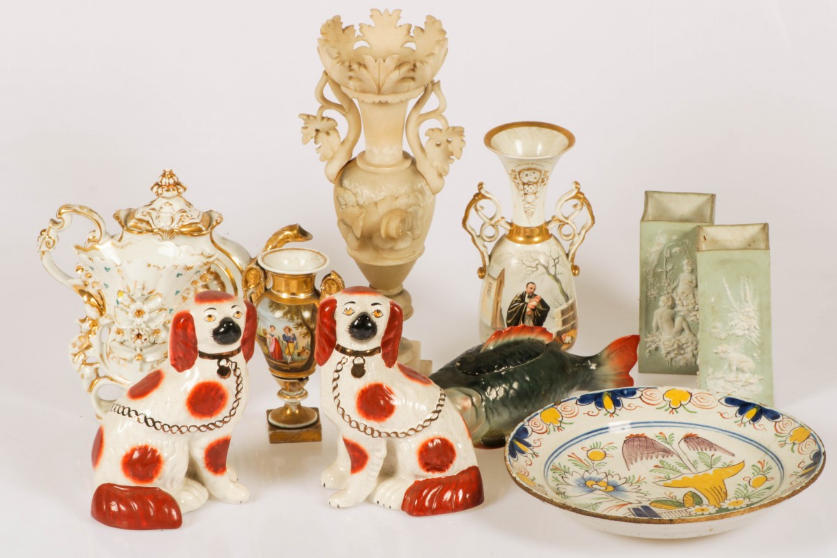 Een groot lot divers bestaande uit twee Staffordshire hondjes, een albasten vaas, een Delftse Schotel, een Chinees porseleinen terine in de vorm vn een karper, een theeset met goud decor en diverse andere objecten.