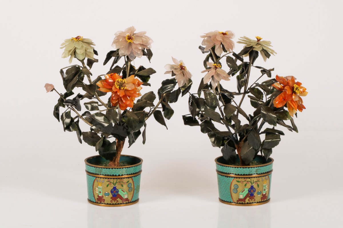 Een set van (2) sierplanten vervaardigd in jade in cloisonne bloempotten.