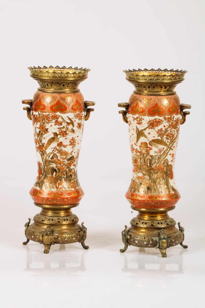 Een set van (2) Kutani vazen met bronzen montuur, Japan, ca. 1880.