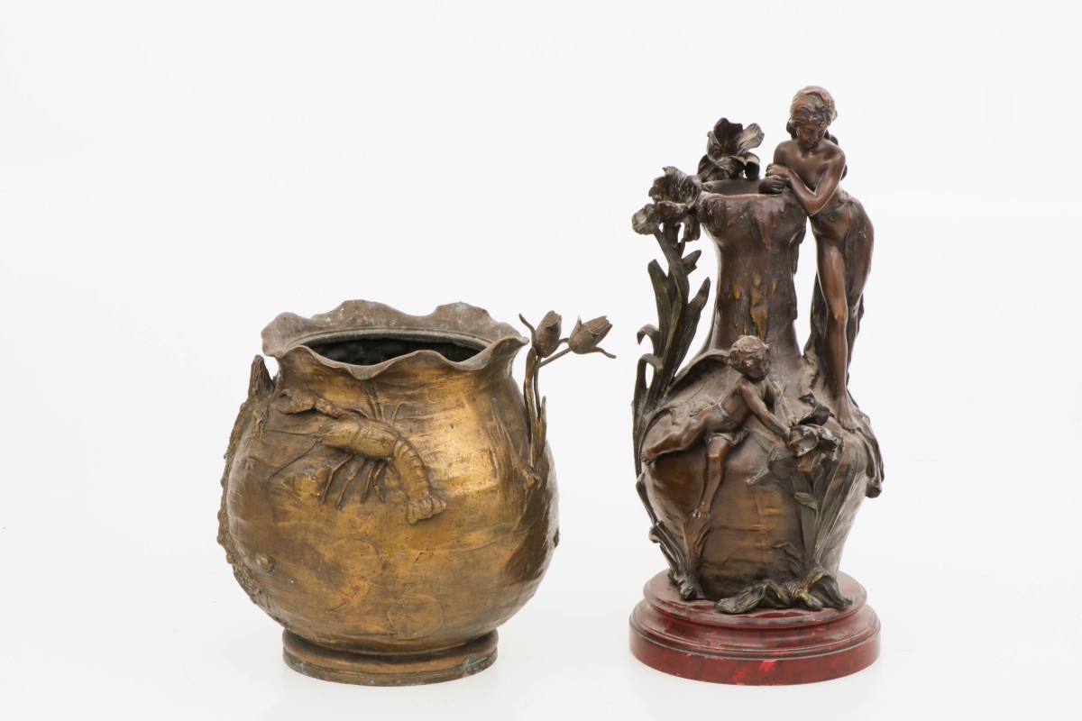 Een lot van (2) Art Nouveau zamak vazen, Frankrijk, eind 19e eeuw.