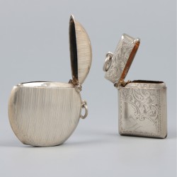 2-delig lot Vesta cases / zwavelstokdoosjes zilver.