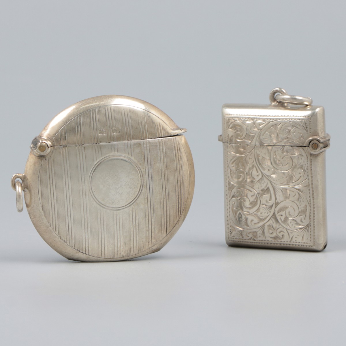 2-delig lot Vesta cases / zwavelstokdoosjes zilver.