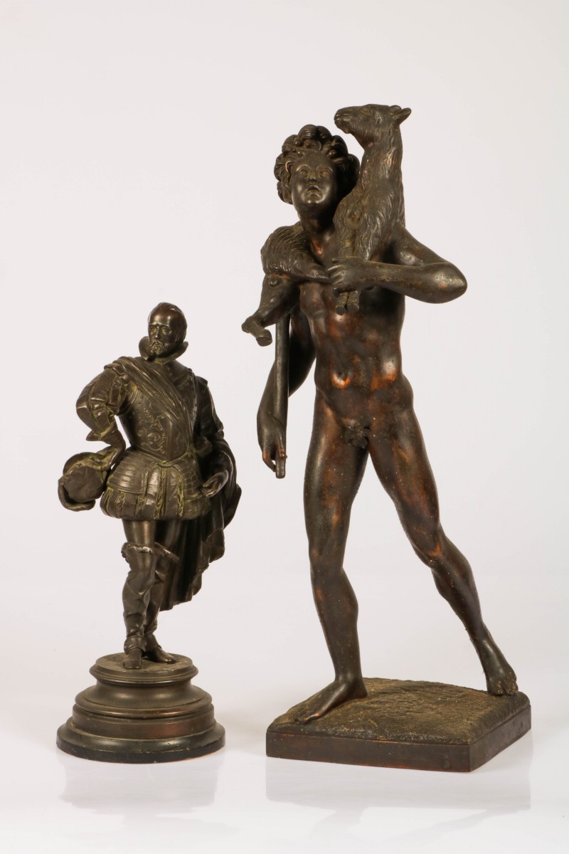 Een lot van (2) zamak sculpturen, waaronder voorstellende de herder Mythras, Frankrijk, eind 19e eeuw.