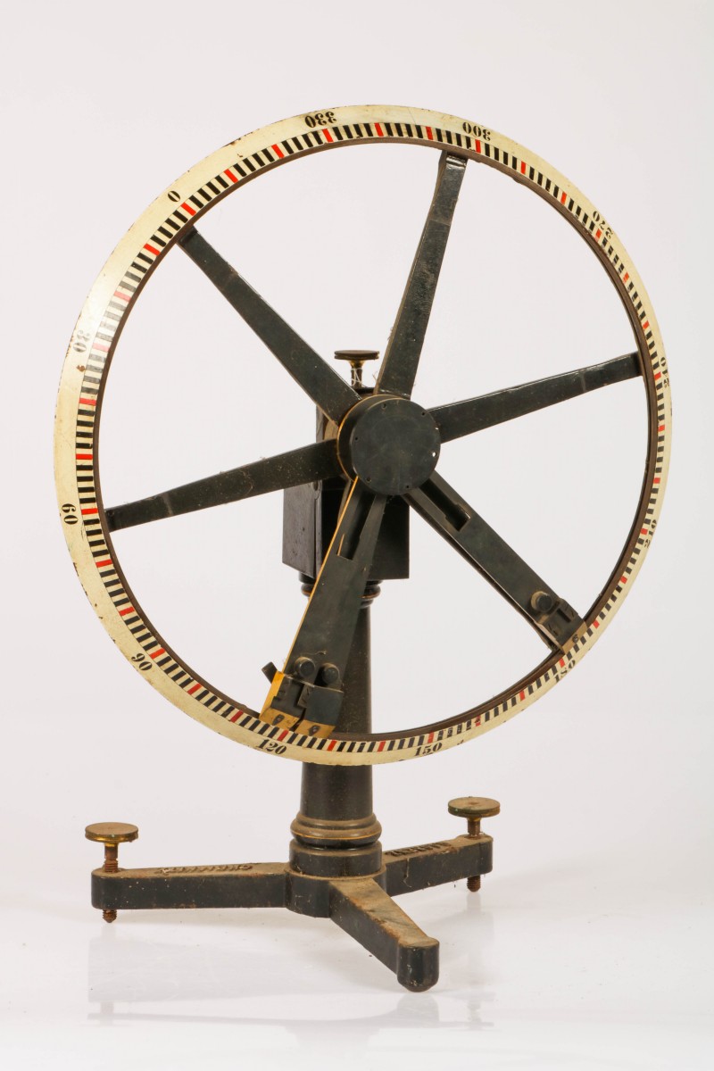 Een gietijzeren instrument met koudgeverfde cijferverdeling, ca. 1900.