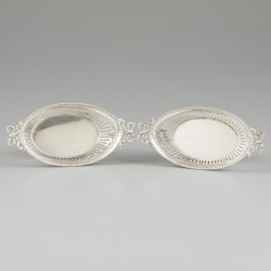 2-delige set bonbonmandjes zilver.