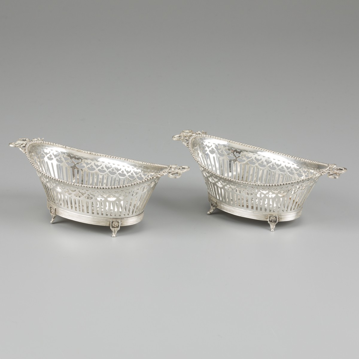 2-delige set bonbonmandjes zilver.