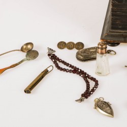 Een kistje met diverse inhoud waaronder een gouden speld, ca. 1900 en later.