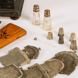 Een kistje met diverse inhoud waaronder een gouden speld, ca. 1900 en later.