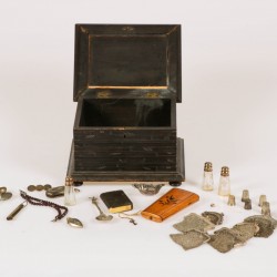 Een kistje met diverse inhoud waaronder een gouden speld, ca. 1900 en later.